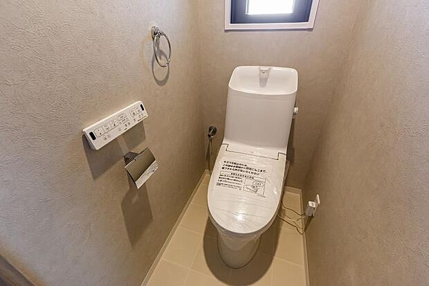 パワー脱臭機能などを備えた温水洗浄便座付きトイレ