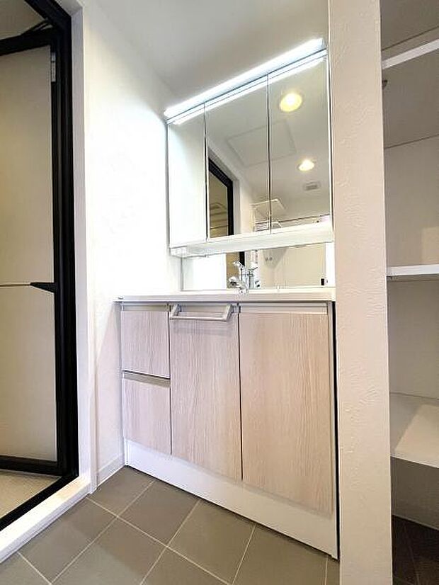 シンプルな3面鏡は機能性と使いやすさを重視したコンパクトな洗面台