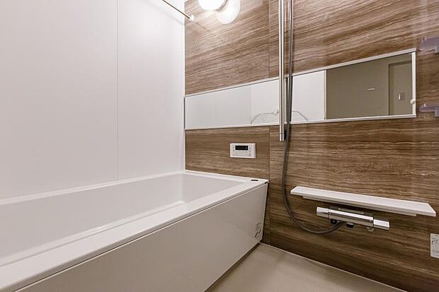 暖房換気乾燥機付きのシックな色合いの浴室