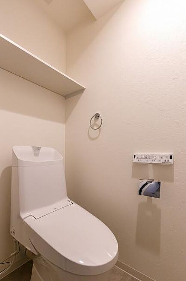 ボタン一つで洗浄可能なパワー脱臭機能付きトイレ