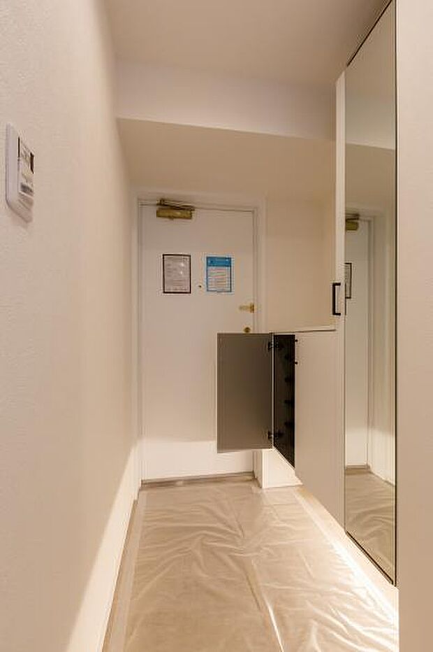 ゆったりとした玄関には便利な人感センサー照明を設置