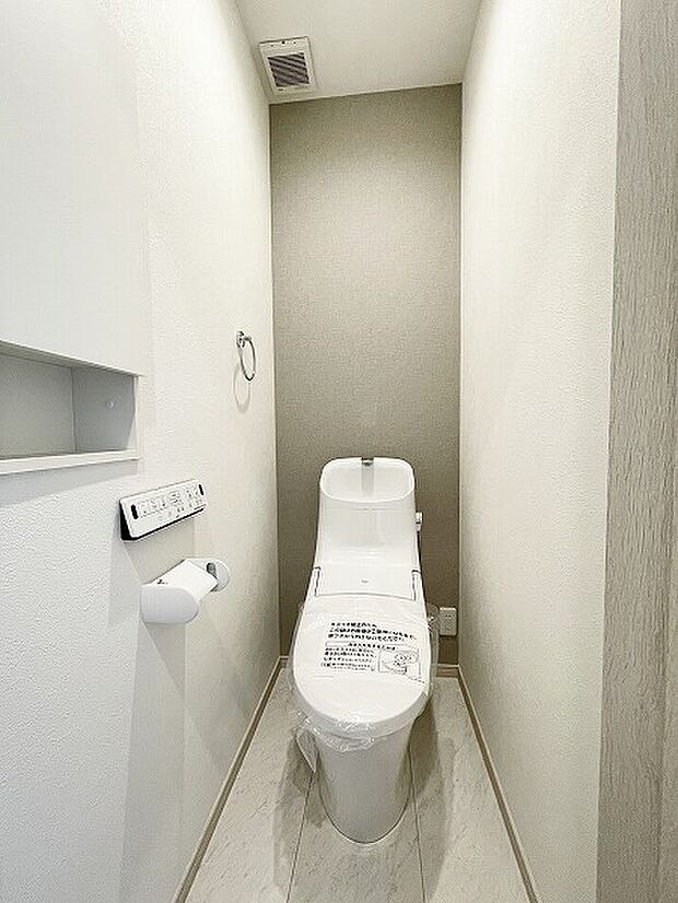 1階トイレ　温水洗浄機能付き便座です。