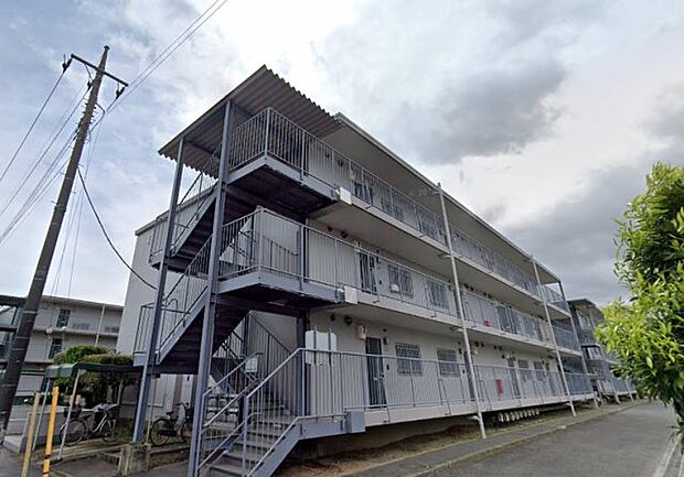 「サンフィールド吉川1号棟」3階建てマンション、JR武蔵野線「吉川」駅より徒歩22分の立地