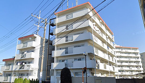 「サンライフ根岸」8階建てマンション、埼玉高速鉄道「新井宿」駅よりバス14分、バス停「根岸小学校」徒歩1分の立地