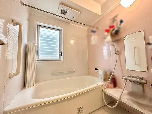 窓が付いたゆったりできる広さの浴室！浴室乾燥機能も付いておりますので、雨の日や花粉の気になる日のお洗濯も安心です！