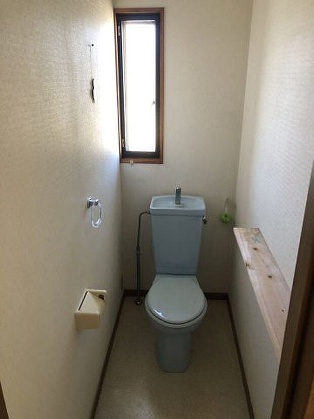 ・トイレ　換気と明るさに配慮されており、シンプルなトイレになっております。