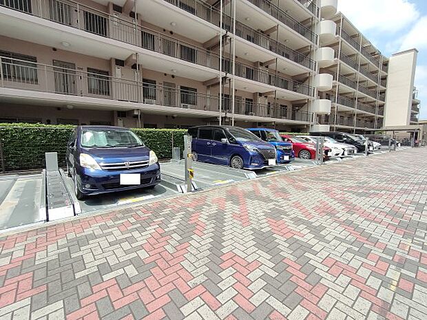 ・駐車場　車の出し入れがしやすい平面駐車場となっております。