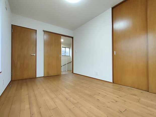 ・洋室約6.8帖　　家具に合わせて表情を変える、シンプルなルームデザインです。