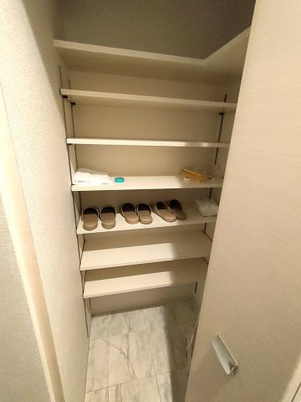 ・玄関収納　　収納力のある大きな下駄箱付。靴をたくさん収納できます。