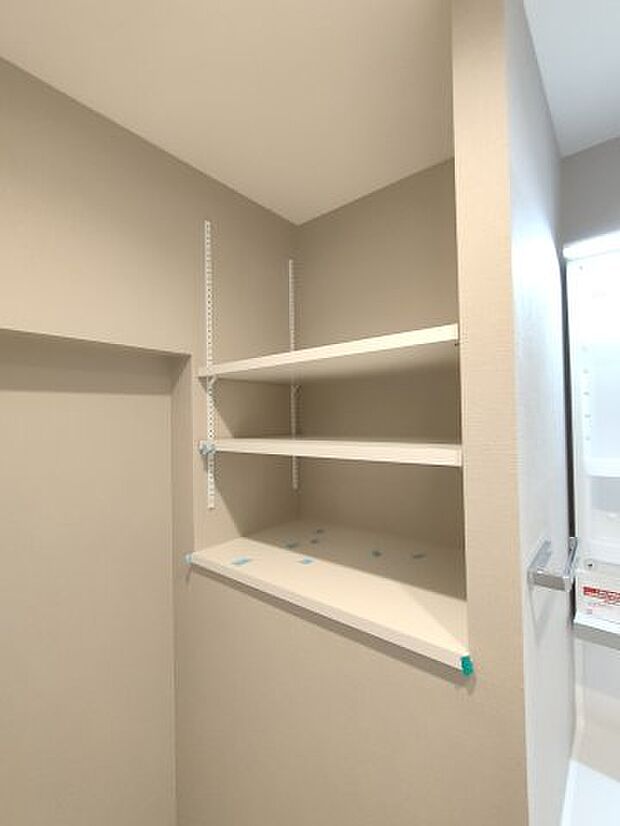 ・室内洗濯機置き場　収納　　棚板の高さを自由に動かせる可動棚を採用しています。