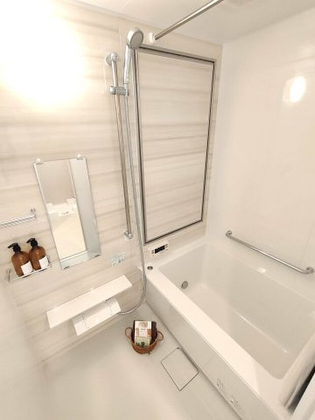 ・浴室　冬場にはヒヤッとしないように暖房機能、梅雨の時期には乾燥等、機能的で清潔感溢れる浴室。快適・清潔な空間で心も体もオフになる時間を楽しむことが可能です。