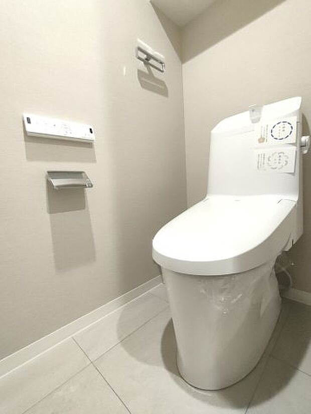 ・トイレ　トイレは温水洗浄便座付です。