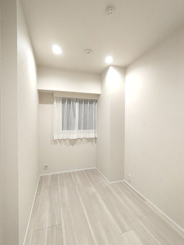 ・サービスルーム　約3.8帖　納戸とは建築基準法で「居室」の採光・通風の基準を満たしていないお部屋のこと。　通常のお部屋としてもお使いいただけます。