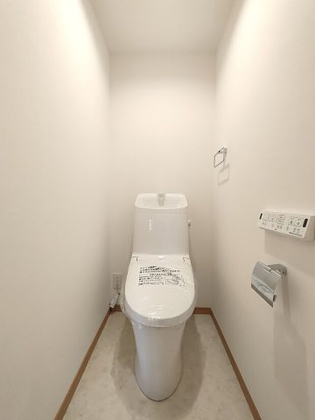 【トイレ】　白を基調とした清潔感のあるトイレ。ウォシュレットも付いてますので快適にご使用いただけます。