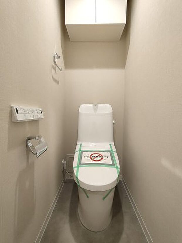 【トイレ】　スッキリとしたデザインの温水洗浄便座付きトイレ。小物やトイレットペーパーなどが目につかない状態で収納できます。