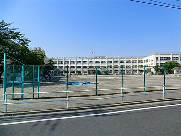 【小学校】足立区立伊興小学校まで111ｍ