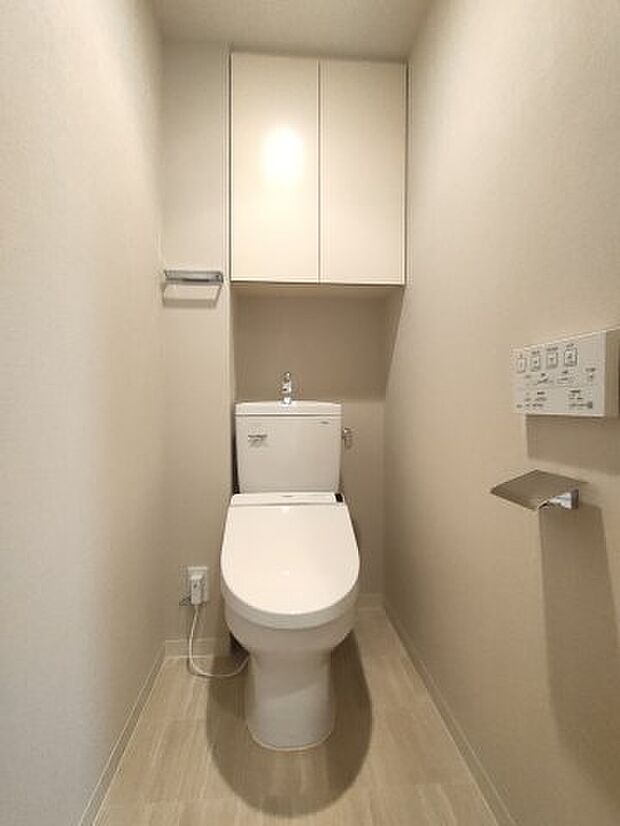 ・トイレ　　清潔感のある空間に、使いやすく調整可能な洗浄機能を標準装備。　