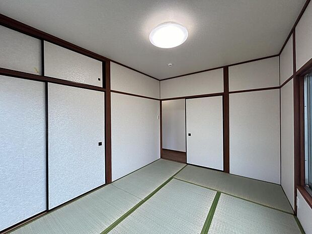 【内装リフォーム済み】1階和室の様子別角度写真。1間サイズの押し入れがあるため、収納にも困りませんね。