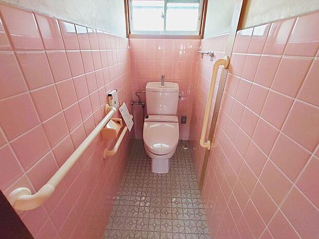 換気と明るさに配慮した、清潔感溢れるトイレ。落ち着いた空間で安らぎのひとときをお過ごしいただけます。
