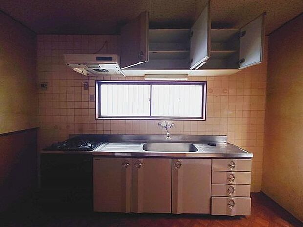 広々としたキッチンスペースは、冷蔵庫やカップボードを置いても余裕があり、とても魅力的です♪