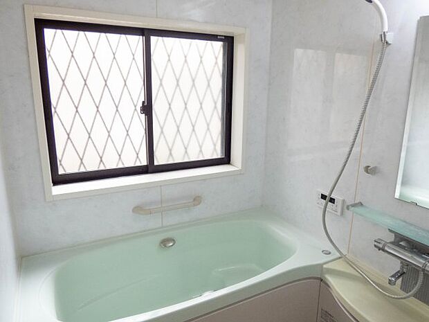 【浴室】　爽やかな色の浴槽で、一日の疲れを癒やすことができるバスルーム◎窓が配されており、心地よい風を感じながら半身浴を楽しめます。