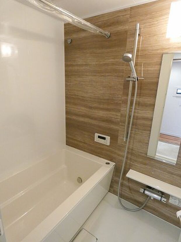 【浴室】　浴室暖房乾燥機が設置されており、雨の日や夜間のお洗濯、カビ対策にも役立ちます。寒い時期は事前に浴室を温めておくことも可能です。