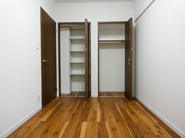 【洋室/約5.0帖】　収納スペースが2ヶ所あり、衣服や小物などをすっきり収納することができます。整理しやすく、収納量も豊富です。