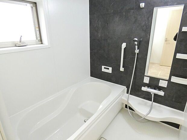 【浴室】　ダークカラーのアクセントパネルが、スタイリッシュな印象の浴室◎節水効果も期待できるベンチタイプの浴槽が採用されています♪ゆったりと半身浴も楽しめます。