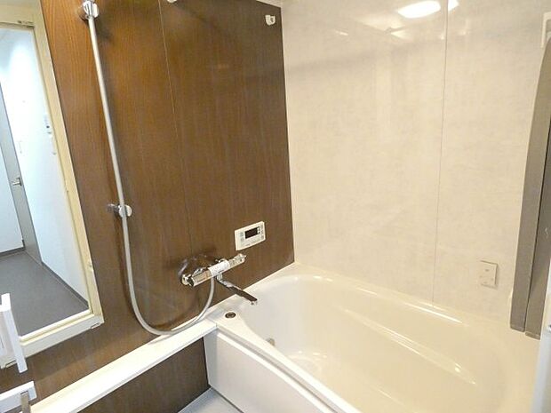 【浴室】　ブラウンのアクセントパネルが採用された浴室です。ゆったりとした浴槽に浸かり、日々の疲れもしっかり癒せそうです。