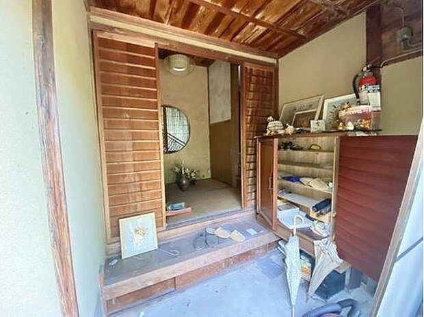 玄関は木がふんだんに使用されていて、和風の趣があふれる落ち着いたデザインになっています。下駄箱も設置されているので、ご家族の靴の収納にも困りません。