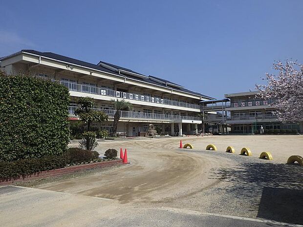 【小学校】井原市立出部小学校まで2323ｍ