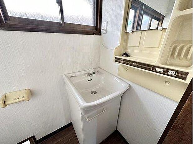 こじんまりとした洗面台も、側に棚が設置されていて、便利になっています。
