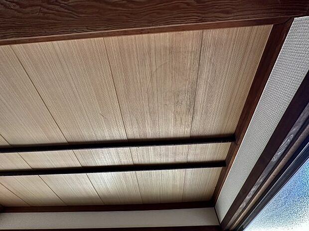天井に雨漏り跡があります。