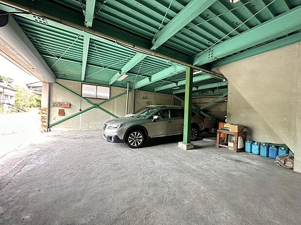 母屋の1階部分に車庫があります。シャッター付きで防犯面でも安心。大きめのお車を4台ほど駐車可能です。屋根のある駐車場は、車やバイクのメンテナンス場所にもなり、天候や外部の影響から守ってくれます。