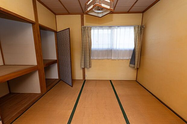 和室が複数あるので、寝室や子供部屋などのパーソナルスペースとして使うことができます。多人数の暮らしには部屋数が多いと助かります。湿気を調整してくれる畳は、湿気の多い時期にありがたいですね。