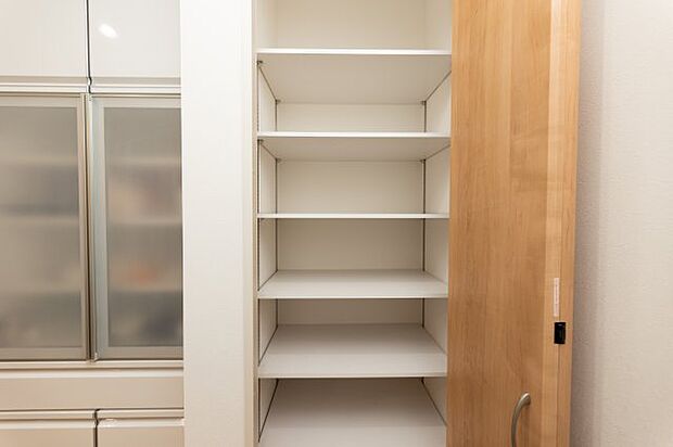 キッチンには備え付けの棚があります。可動式の為、収納する物の高さや大きさに合わせて棚の幅を調整することができます。収納空間をすっきりとカスタマイズすることができますよ。　