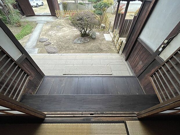玄関横の和室を部屋側から外に向かって撮影しています。昭和の時代に建てられた味わいある古民家。伝統的な構造を活かしつつ、暮らしやすい空間にリノベーションすれば、様々な用途に活用出来そうですね。