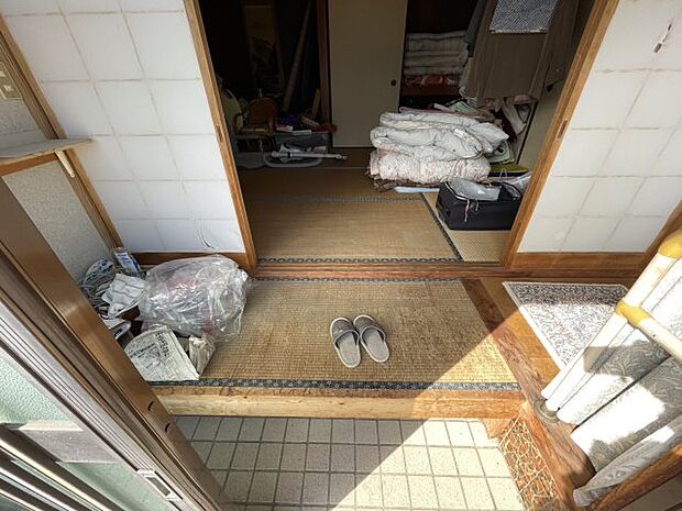 玄関です。上がり口にも畳が使われており、和風な作りです。スペースは限られますが、手すりがついているのがうれしいですね。床はタイル張りで、掃除もしやすく清潔感があります。