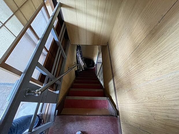 1階から2階への階段です。手すりが付いており、体の不自由な方にも安心です。階段マットが敷かれているので、滑りにくくなっており安全ですね。