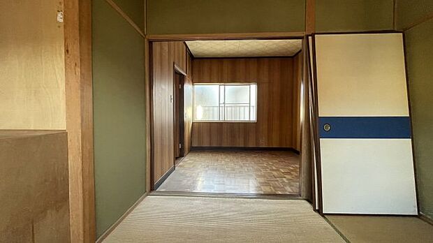 2階の4.5帖の和室から4.5帖の洋室方向を撮影しています。仕切りのふすまを開けると、9帖の広い空間になります。部屋数がたくさんあるので、収納スペースや居室など、ニーズに合わせた使い方が出来ますね。　