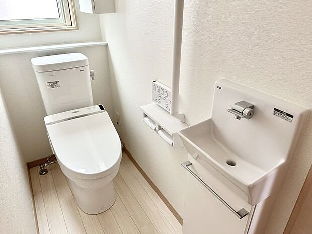 シンプルで衛生的な白と基調としたトイレです。温水洗浄便座になっており、換気も出来る窓があり、清潔で快適なトイレ空間を保つことが出来ます。こちらの物件はいつでも見学可能！お気軽にご連絡下さい！　