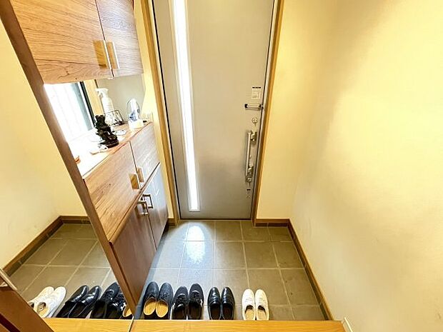 玄関には、天井部分まで収納できるシューズボックスがあります。ご家族の靴を収納出来て、玄関スペースがすっきり使えます。ミラー付きになっており、お出かけ前の身だしなみチェックにも役立ちます。