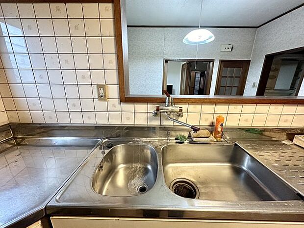 こちらのキッチンはダブルシンク。片方のシンクに水を張って食器のつけおき洗いや野菜を洗ったりできます。また、洗った食器の乾燥スペースに使用する、ふたりで洗い物ができるなど家事効率があがりますよ。