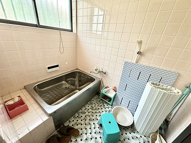 おしゃれな幾何学模様が目を引く、タイル張りのお風呂です。シャワーがついており、浴槽は追い焚き、湯はり、足し湯機能がついています。大きな窓もあるので、換気ができて湿気がこもりにくくなっています。