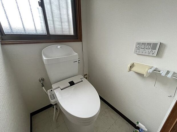 温水洗浄便座付のトイレなので、寒い冬でも安心してお座り頂けますよ。窓があり換気が出来るのも、嬉しいポイントですね♪シンプルで衛生的な白と基調としたトイレです。