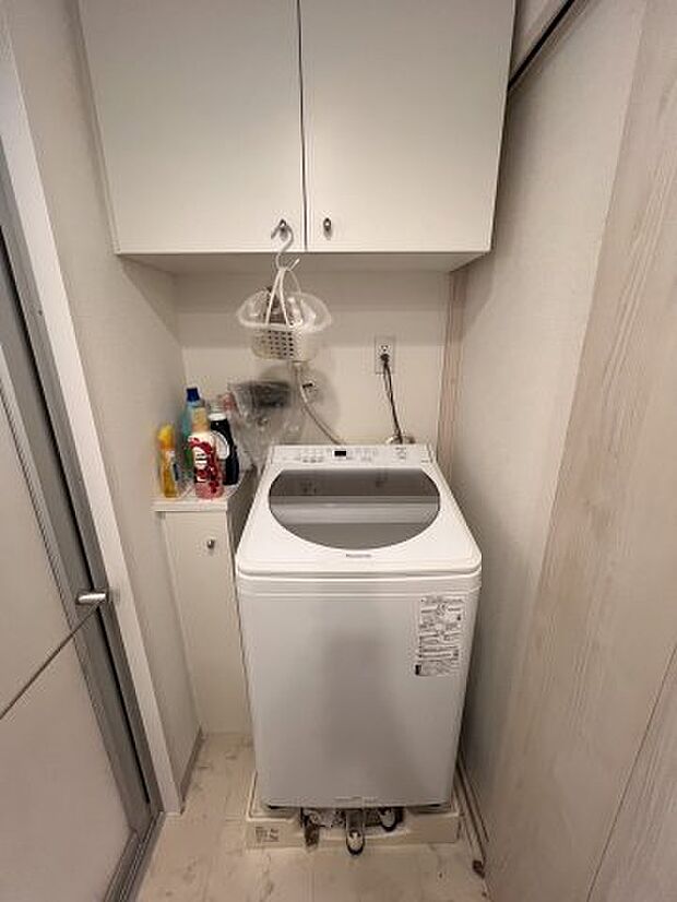 風呂場横の洗濯機置き場には、上部や横に収納が設置されているので、洗剤などの洗濯に必要なものを隠しておくことができます。きれいな空間を維持することができるのでうれしいですね。