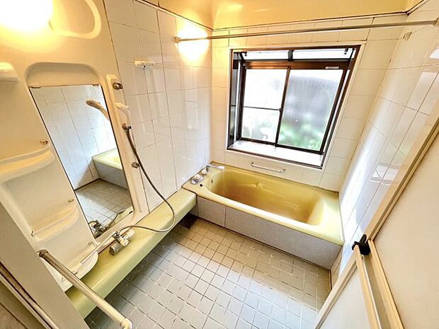 大きく窓が設けられたバスルーム。浴室の窓は、湿気を取る効果やカビの防止に役立ちます。また圧迫感が苦手な方も少し窓があるだけで開放感がありリラックスできます。浴室乾燥暖房機を完備しております。
