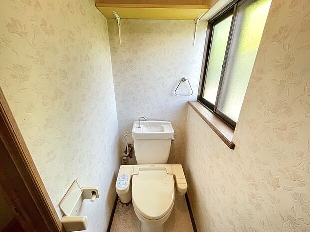 落ち着いた内装。温水洗浄便座付のトイレです。1階、2階にトイレがあり、朝の混雑を防いだり、来客時の使い分け、家庭内感染を防ぐなど、メリットが多くあります。