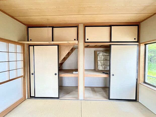和室の収納です。上下2段と上部の収納を用途に分けてお使いいただけます。来客用の座布団や、季節ものの家電、普段使わない物の収納などに最適のスペースです。