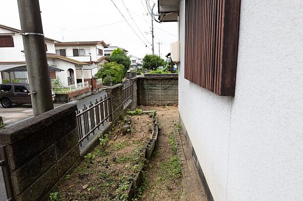 陽光たっぷり降りそそぐお庭を備えた理想のお住まいです。趣味のガーデニングなど、ライフスタイルに合わせていろいろとお楽しみ頂けそうです。こちらの物件は見学のご予約も可能です！ぜひお問合せ下さい。